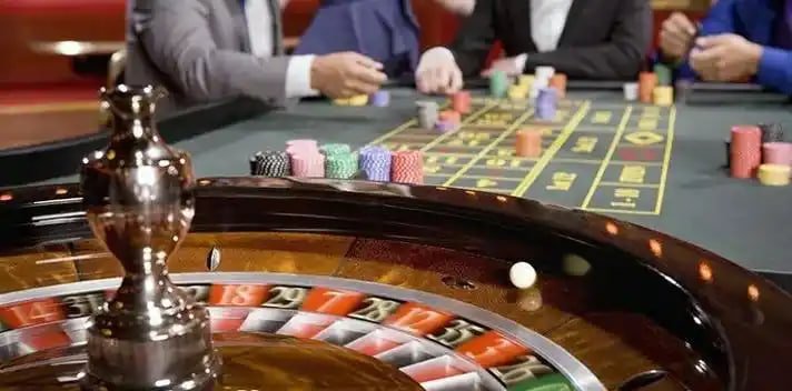 Layar permainan Auto Roulette di deadshoot dengan visual roda dan pilihan taruhan